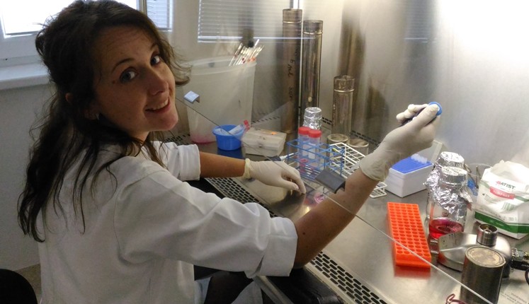 Silvia Schmidtová pri práci v laboratóriu