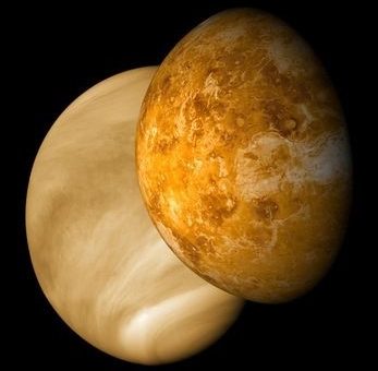Venuša zahalená mrakmi a jej povrch odkrytý radarom