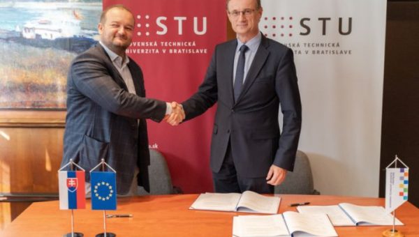 Rektor STU Miroslav Fikar (vpravo) a riaditeľ Výskumnej agentúry Stanislav Sipko podpísali zmluvu