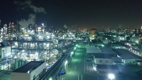 Svetelné znečistenie - nočný pohľad na továreň