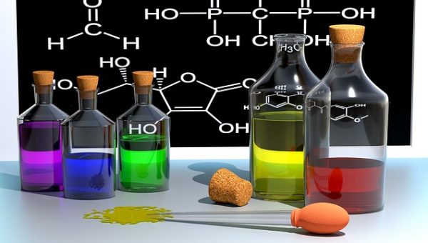 Ilustračné foto: chemické pokusy; Pixabay.com /MasterTux/