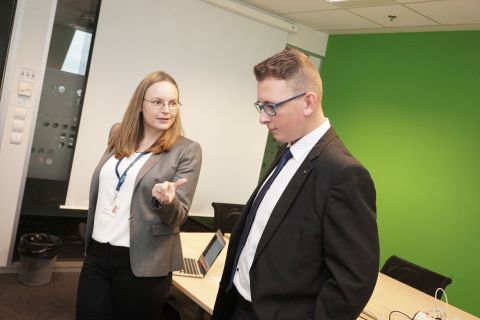 Dvojica účastníkov programu JA Slovensko Jeden deň lídrom