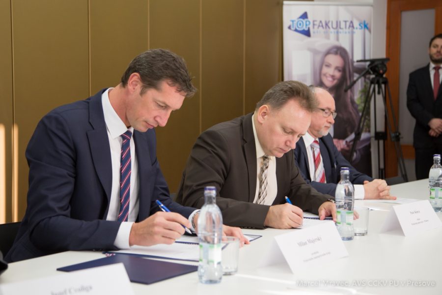 Kooperáciu medzi PSK a PU v danej oblasti oficiálne spečatili rektor PU Peter Kónya a predseda PSK Milan Majerský podpisom zmluvy o vzájomnej spolupráci týkajúcej sa Regionálnej infraštruktúry priestorových informácií dňa 22. 1. 2019.