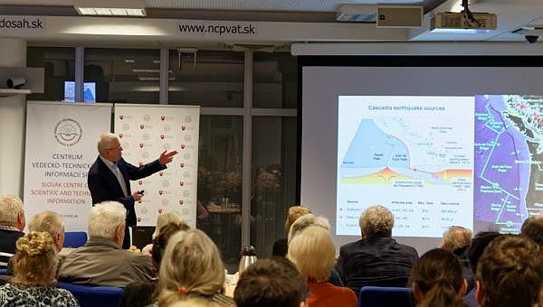 Prof. RNDr. Peter Moczo, DrSc., prednáša o zemetrasení vo Vede v Centre v Bratislave