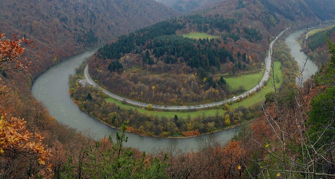 Domašínsky meander je súčasťou prielomovej doliny, ktorú vytvoril Váh pri svojom prechode cez Malú Fatru, foto Adam Ješko