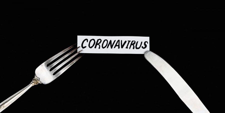 Ilustračný obrázok: vidlička, nôž, medzi nimi nápis coronavírus Zdroj: iStock