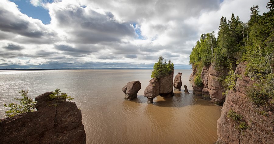 Panoráma skalných útvarov v zálive Fundy v štáte New Brunswick, Kanada. Miesto s najvyšším prílivom na svete. Zdroj: iStockphoto.com