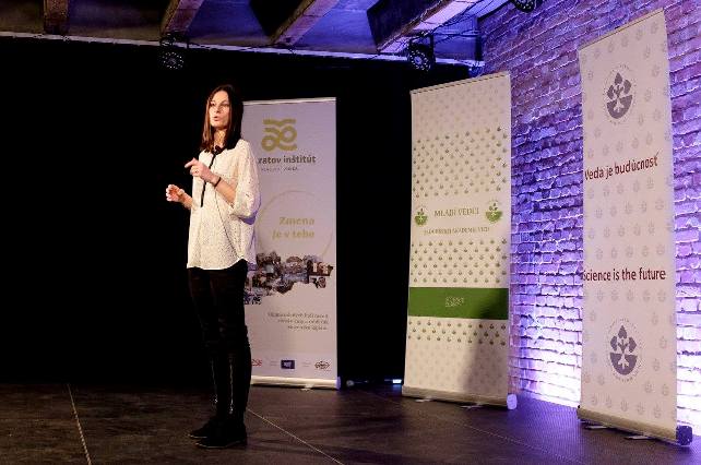 Kamila Urban z Ústavu pre výskum sociálnej komunikácie SAV na prvom Science Slam-e akadémie vied