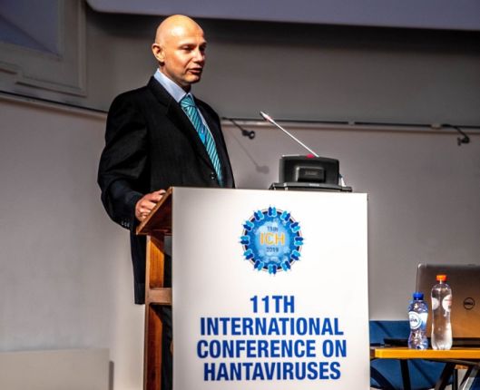 Dr. Boris Klempa počas slávnostnej prednášky na konferencii „The XI. International Conference on Hantaviruses“