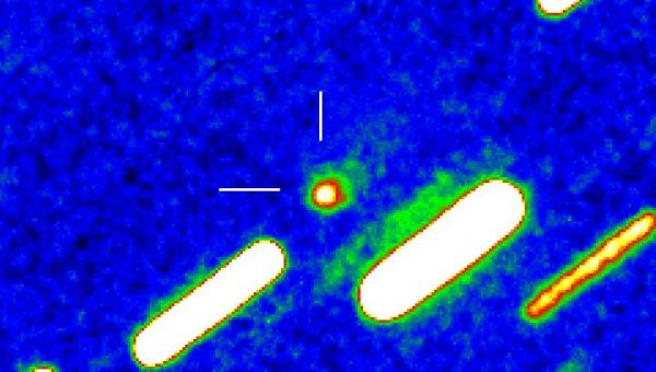 Snímka kométy Borisov (označená úsečkami), ktorú získali M. Pikler a M. Husárik z Astronomického ústavu SAV na Skalnatom plese. Bližší popis je v texte.