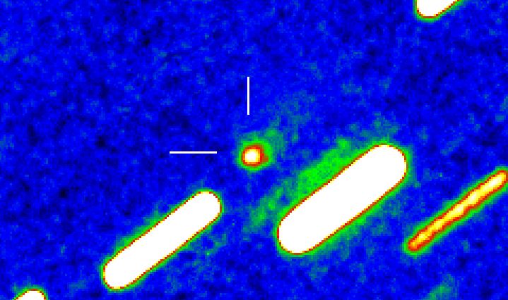 Snímka kométy Borisov (označená úsečkami), ktorú získali M. Pikler a M. Husárik z Astronomického ústavu SAV na Skalnatom plese. Bližší popis je v texte.