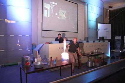 Národné centrum pre popularizáciu vedy a techniky v spoločnosti pri Centre vedecko-technických informácií SR prináša druhú sériu Vedeckej show Michaela Londesborougha