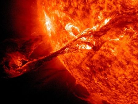 Pôsobivé vzplanutie na typickom žltom trpaslíkovi – Slnku, foto NASA
