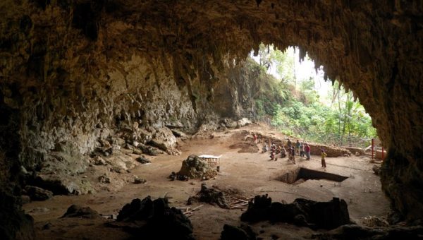 Jaskyňa Liang Bua na ostrove Flores, kde sa našli kosti hobitov. (kredit: Rosino)
