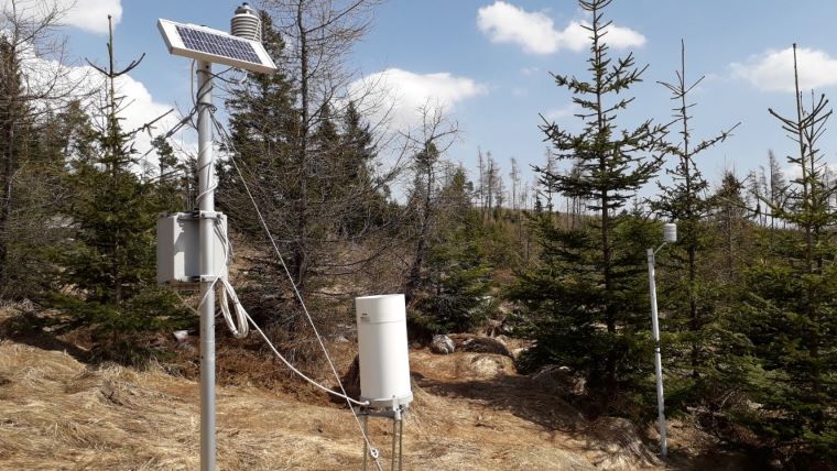 Automatická meteorologická stanica zameraná na sledovanie klímy na pokalamitnej ploche vo Vysokých Tatrách – juh, Rakytovské plieska (1260 m n.m.). Zdroj: NLC
