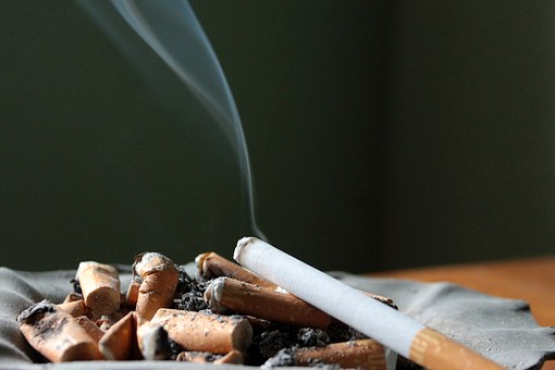 Ilustračný obrázok: Cigareta, dym, popolník (Zdroj: Pixabay.com)