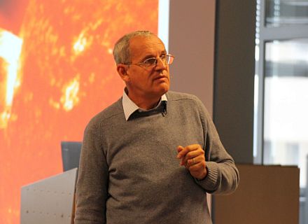 Astrofyzik RNDr. Aleš Kučera, CSc., prednášal o výskume Slnka v Bratislavskej vedeckej cukrárni