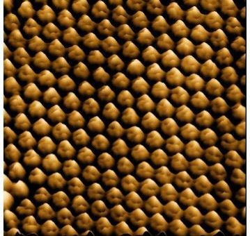 atómy zlata zobrazené pomocou mikroskopu atómových síl (AFM)