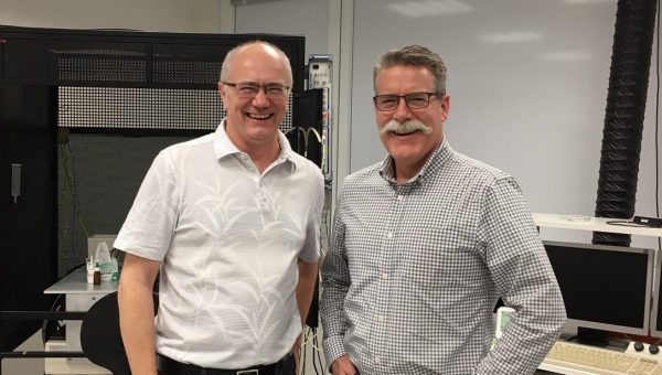 Miloslav Karhánek (vľavo) s americkým priateľom a bývalým kolegom Dr. Chrisom Webbom, ktorý ho prišiel navštíviť na jeho nové pracovisko v Biomedicínskom centre SAV. Zdroj: archív MK
