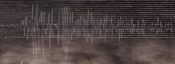 Analógový záznam (zložka sever – východ) zemetrasenia zo dňa 24. 8. 2016 v Amatrice (Taliansko) s magnitúdom 6,2 zo seizmickej stanice Hurbanovo.
