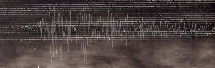 Analógový záznam (zložka sever – východ) zemetrasenia zo dňa 24. 8. 2016 v Amatrice (Taliansko) s magnitúdom 6,2 zo seizmickej stanice Hurbanovo.