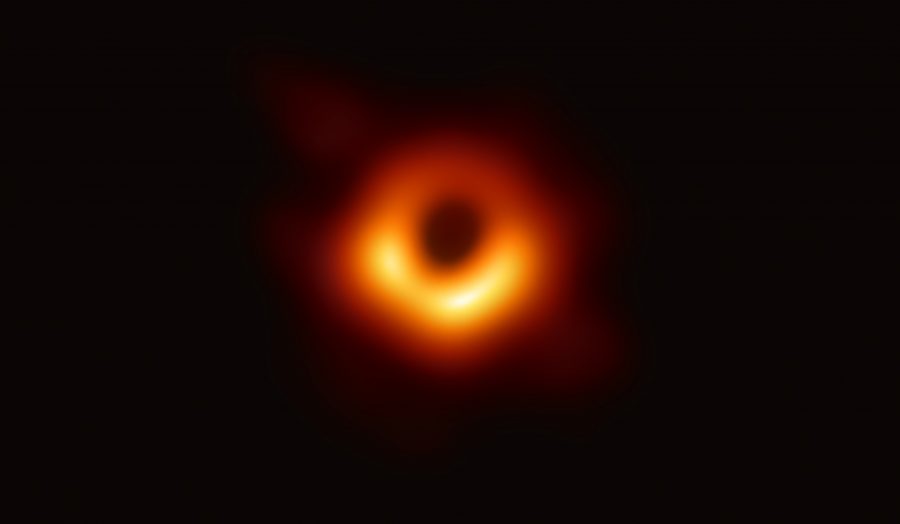 Prvá snímka super hmotnej čiernej diery v strede vzdialenej galaxie Messier 87 (M87). Zdroj: Science