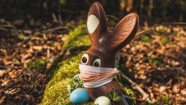 Ilustračný obrázok: Čokoládový zajačik s rúškom na tvári, kraslice, príroda. Zdroj: Pixabay.com