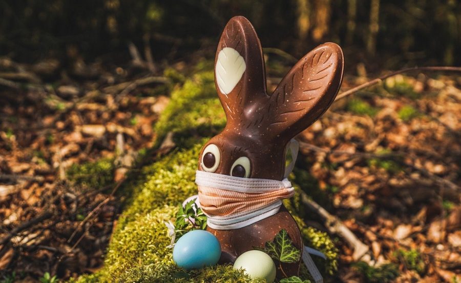 Ilustračný obrázok: Čokoládový zajačik s rúškom na tvári, kraslice, príroda. Zdroj: Pixabay.com