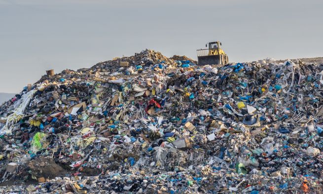 Skládkovanie je z ekonomického a environmentálneho hľadiska najhoršou možnosťou, ako naložiť s odpadom © AP Images/European Union-EP