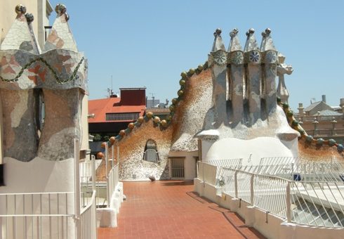 Gaudí tvrdieval, že neexistuje nič, čo by sa nedalo použiť druhýkrát, hoci aj na iný účel. Fasáda (domu) Casa Batlló je obložená celá takýmito úlomkami, ktoré staviteľovi bezplatne venovala spoločnosť Pelegrí.
