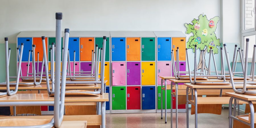Ilustračná fotografia: Školy sú prázdne a systém zažíva ťažkú skúšku. Zdroj: iStock