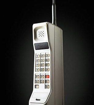 Prvý mobilný telefón – Motorola DynaTAC 8000X (zdroj: androidportal.zoznam.sk)