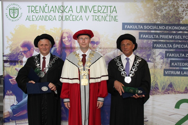 Ing. Jaroslav Holeček, PhD.a prof. Ing. Jozef Zajac, CSc. po prebratí čestného titulu doctor honoris causa