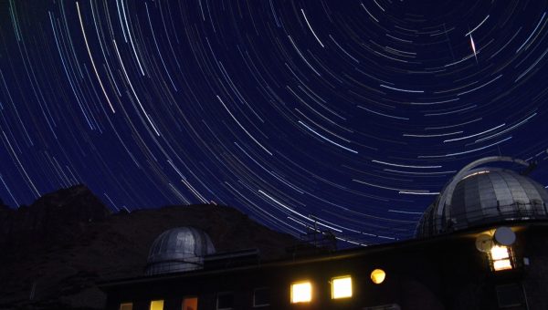 Meteor z roja Perzeíd nad observatóriom Astronomického ústavu SAV na Skalnatom Plese. Foto: M. Pikler.