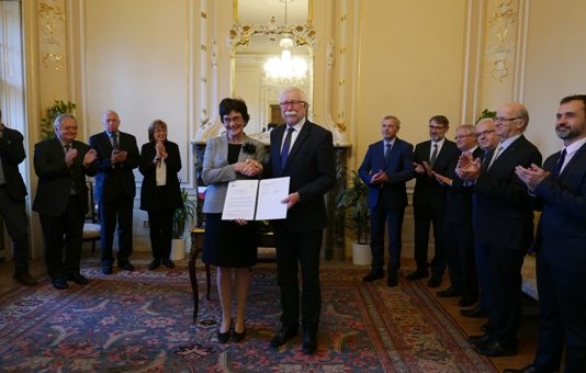 predseda SAV Pavol Šajgalík a predsedníčka AV ČR Eva Zažímalová po podpise Dohody o vedeckej spolupráci