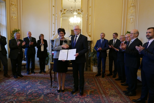 predseda SAV Pavol Šajgalík a predsedníčka AV ČR Eva Zažímalová po podpise Dohody o vedeckej spolupráci