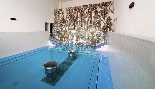 Jeden z bazénov s liečivou termálnou vodou v Kúpeľoch Trenčianske Teplice