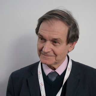 Profesor Sir Roger Penrose