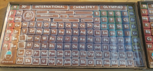 Perníkovú periodickú tabuľku prvkov si mohli účastníci chemickej olympiády rozdeliť a zjesť ju