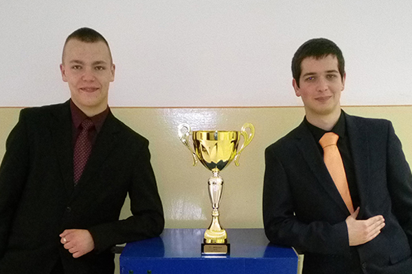 Adam Lassak a Dominik Gallik na 38. ročníku SOČ vybojovali prvé miesto v kategórii Elektrotechnika a hardware.