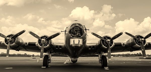 Ilustračné foto: vojna; lietadlo; Pixabay.com /12019/