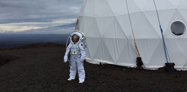Dr. Michaela Musilová v simulovanom marťanskom skafandri pred habitatom, vo výške 2500 m na sopke Mauna Loa