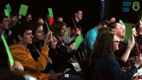 Publikum na Science Slam 2 reaguje na otázky rečníkov a rečníčok. Foto: Xenia Daniela Poslon