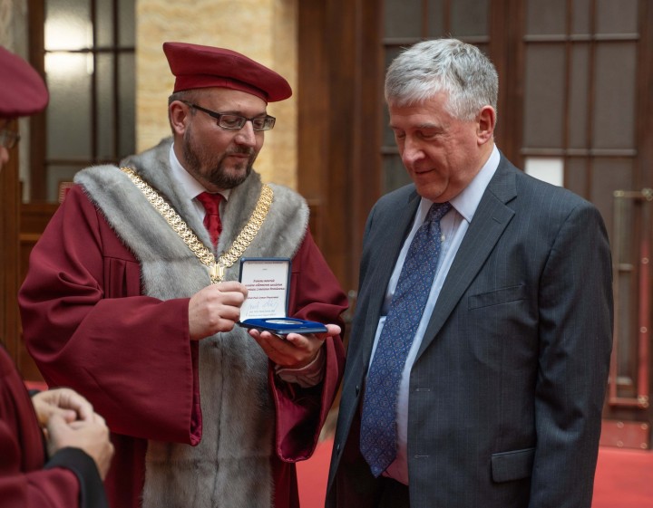 Rektor UK Marek Števček odovzdal prof. Paulovi Seymourovi Pamätnú medailu UK