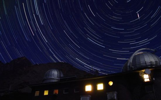 Meteor z roja Perzeíd nad observatóriom Astronomického ústavu SAV na Skalnatom plese, Zdroj: SAV