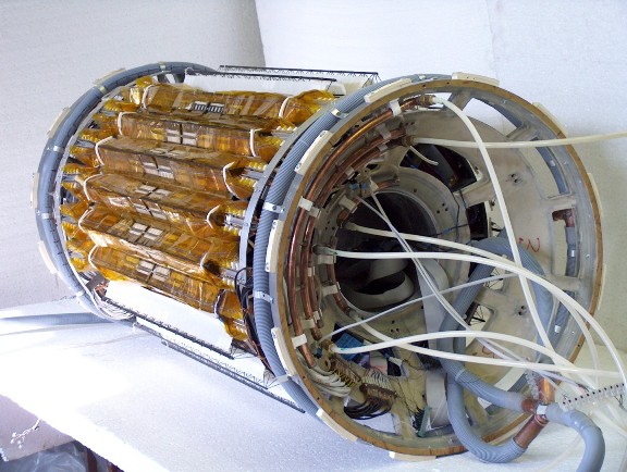 Centrálny dráhový detektor, ktorého súčasťou je aj pixelový detektor. Pre pixelový detektor, ÚEF SAV Košice navrhoval a postavil smerovač spomínaný v texte.