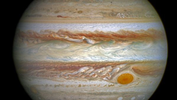 Jupiter s pásmi, Veľkou červenou škvrnou (vpravo pod strednom) a polárnou žiarou nasnímanou Hubbleovým vesmírnym ďalekohľadom