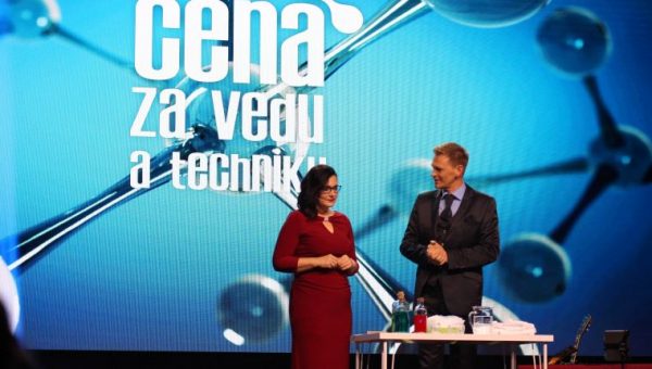 Ministerka školstva Martina Lubyová a moderátor Martin Nikodým počas slávnostného galavečera