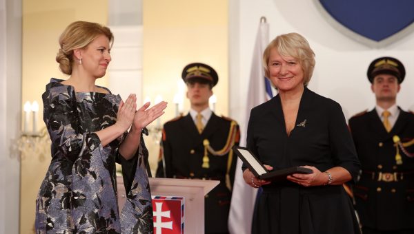 Prezidentka Zuzana Čaputová udelila lekárke a vedkyni Márii Šustrovej štátne vyznamenanie Pribinov kríž III. triedy za mimoriadne zásluhy o sociálny rozvoj Slovenskej republiky v oblasti pozitívneho zviditeľňovania detí s Downovým syndrómom.