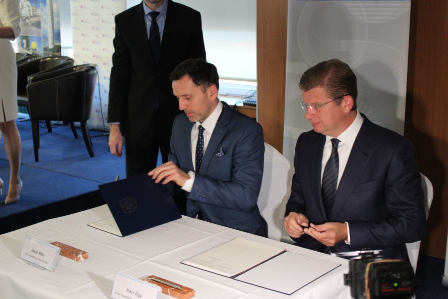 Podpis Memoranda o porozumení: minister hospodárstva SR Peter Žiga a CEO InnoEnergy Central Europe Jakub Miler.